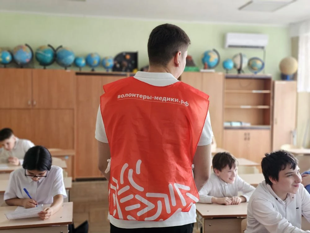 🚀 Научный десант в 5 «Д»: Урок экологии от КубГМУ!  Волонтеры-медики вышли из стен университета, что