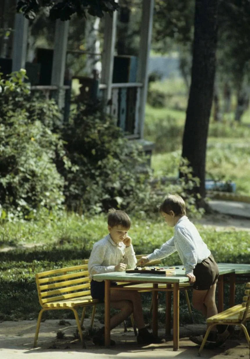 В парке Чеховского района Московской области, СССР, 1984 год, мальчики увлечённо играют...