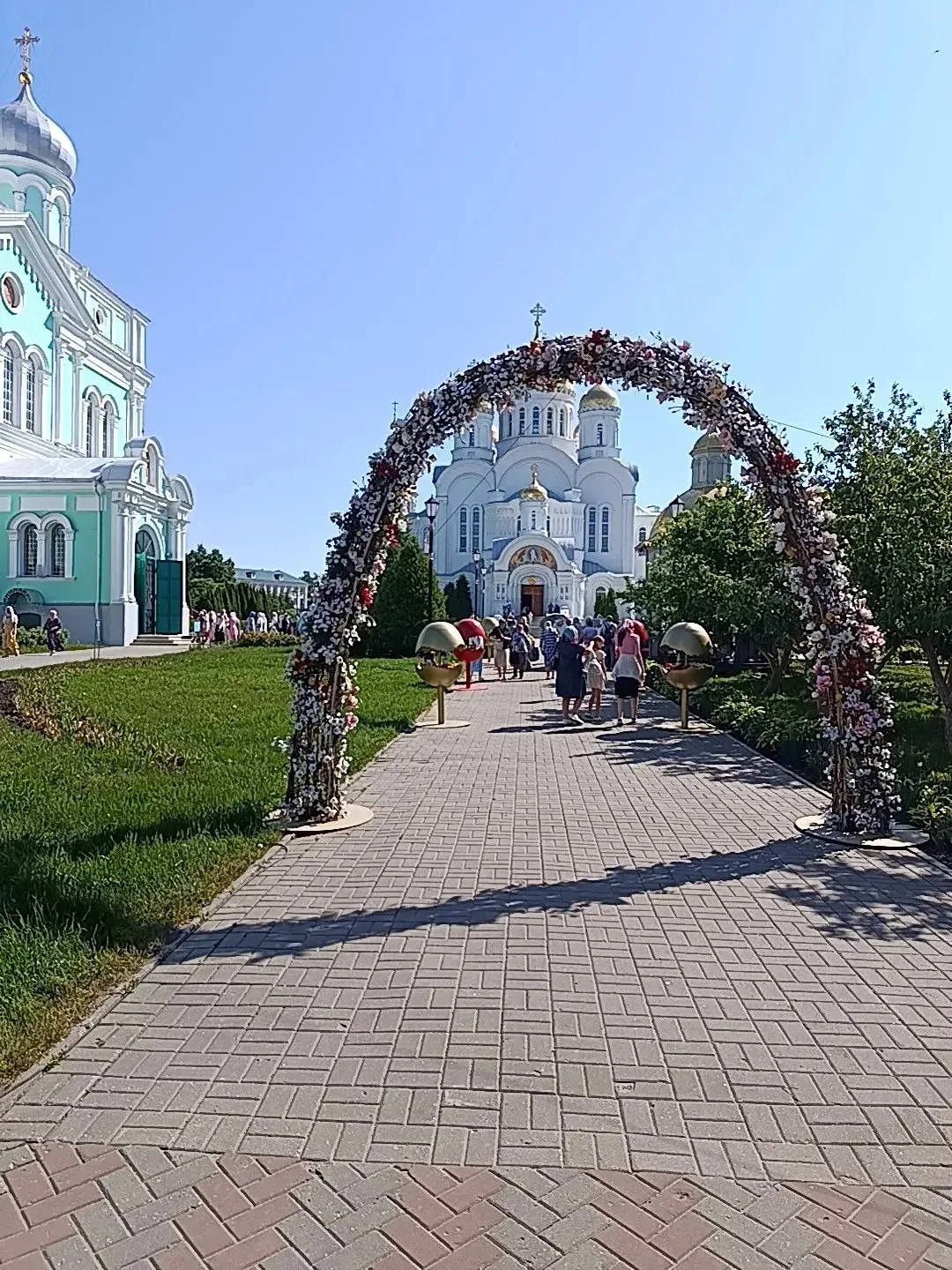 А мама передает всем поклон из дивного Дивеево 🕊️  Убранство еще пасхальное, красота неописуемая❤️ н