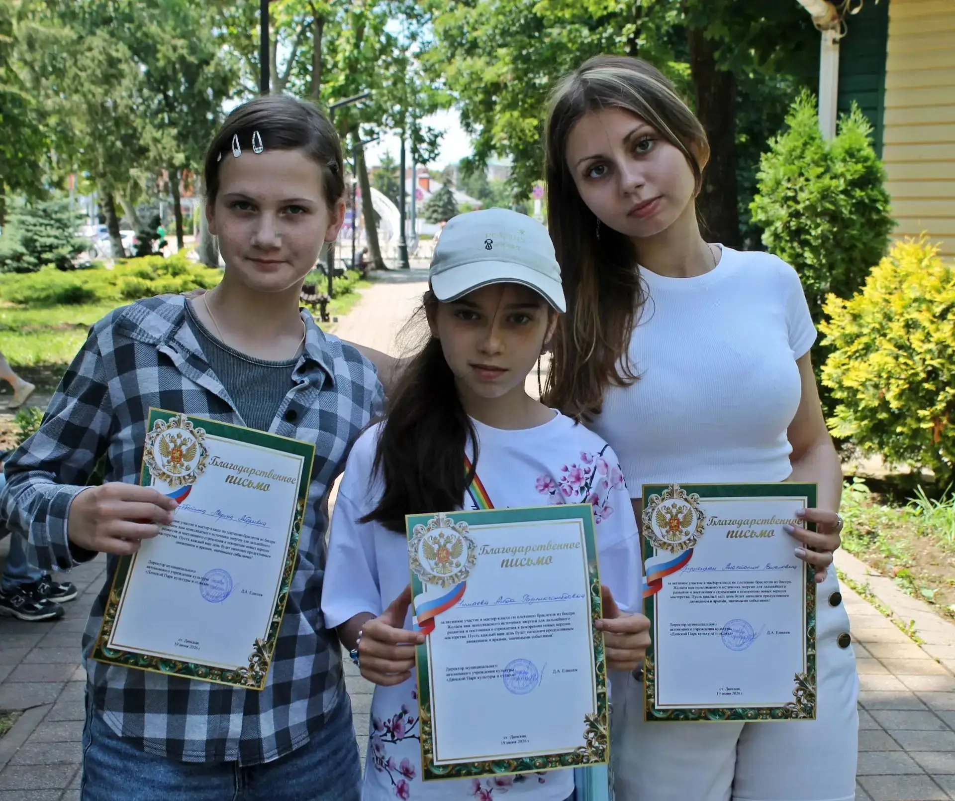 Динской Парк культуры и отдыха сегодня превратился в настоящую мастерскую красоты!

Здесь прошел мас