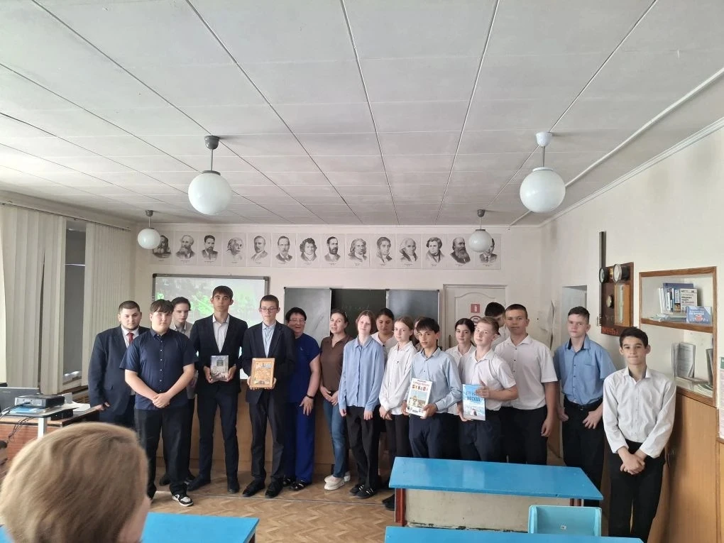 Сегодня билиотекари Татьяна Романенко и Ольга Зюкина посетили Знаменскую школу и провел...