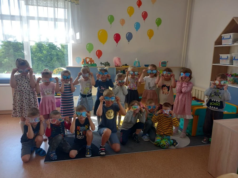 Смотрим на мир по-летнему! 🕶☀

В младше-средней группе "Капельки "наступило настоящее лето! Ребята 