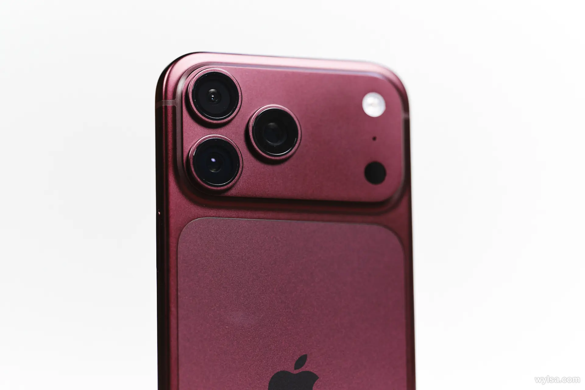 Apple отзывает «небольшую партию» iPhone 18 Pro Max из-за проблем со связью