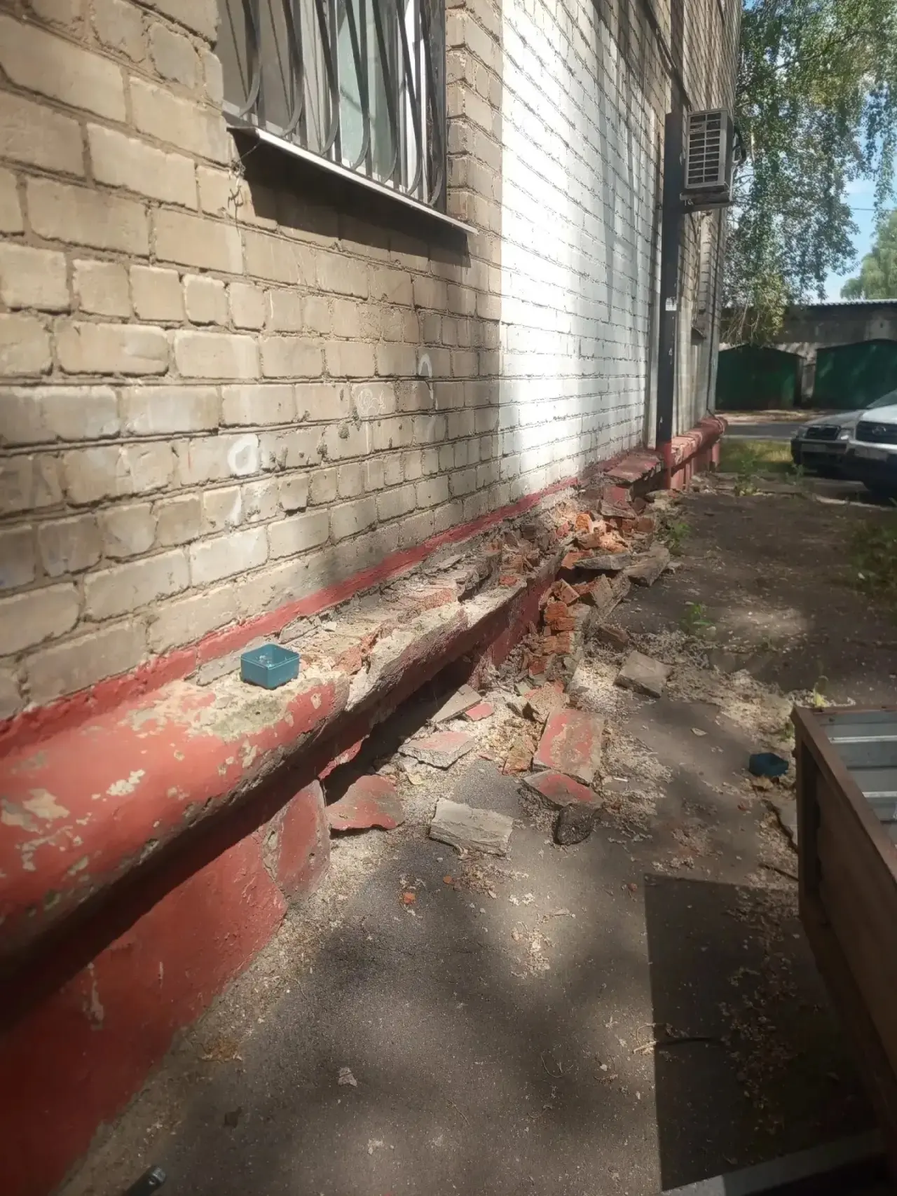 По Хлебозаводскому тупику д. 7 .Говорили до 1 июля сделают фасад.Сегодня уже 4-е число.