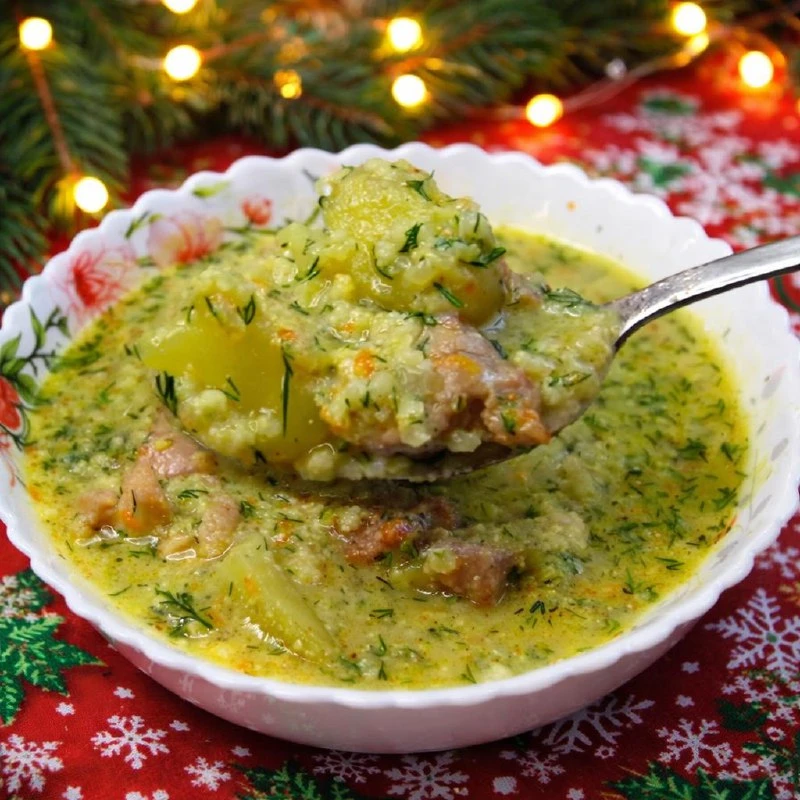 ПОЛЕВОЙ СУП (КУЛЕШ) С НЕОБЫЧНОЙ ЗАПРАВКОЙ — СЫТНЫЙ И ОЧЕНЬ ВКУСНЫЙ

ИНГРЕДИЕНТЫ:

ОСНОВА:
✅ Курица (