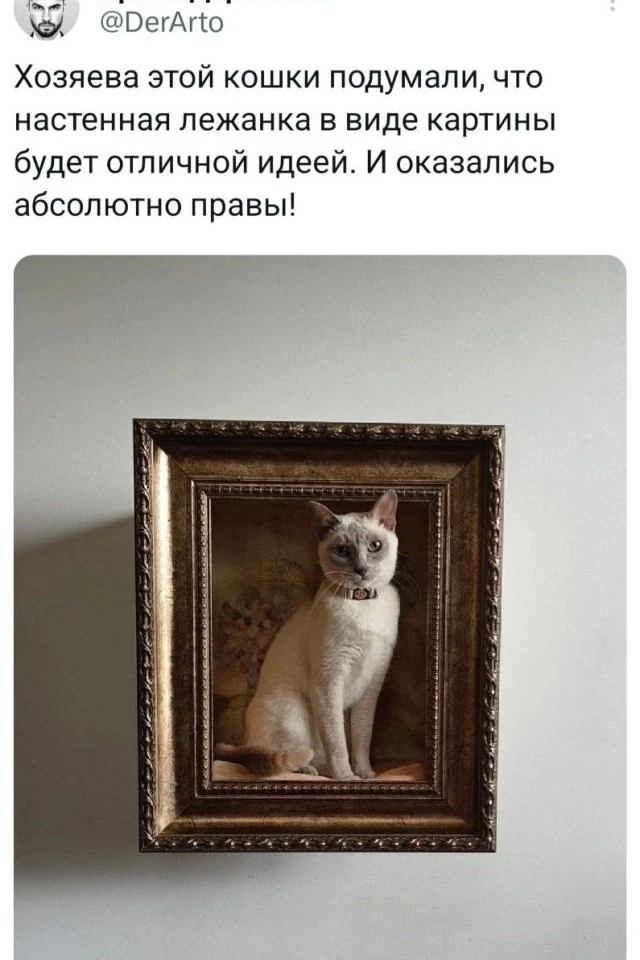 Шерлок смеется.