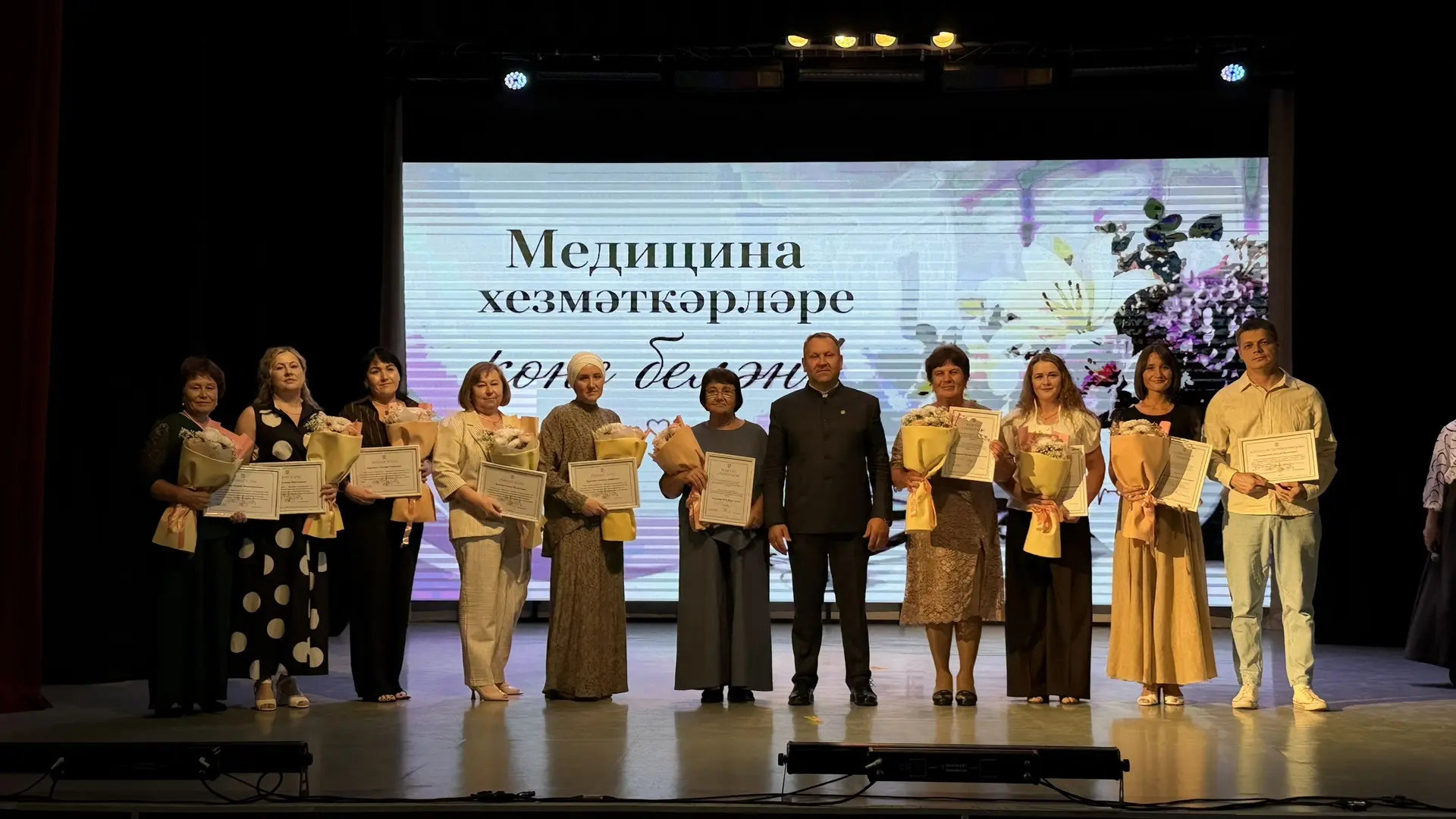 АК ХАЛАТЛЫ ШӘФКАТЬ ИЯЛӘРЕ🩺

Һәр ел июнь аеның өченче якшәмбесендә илебездә медицина хезмәткәрләрене