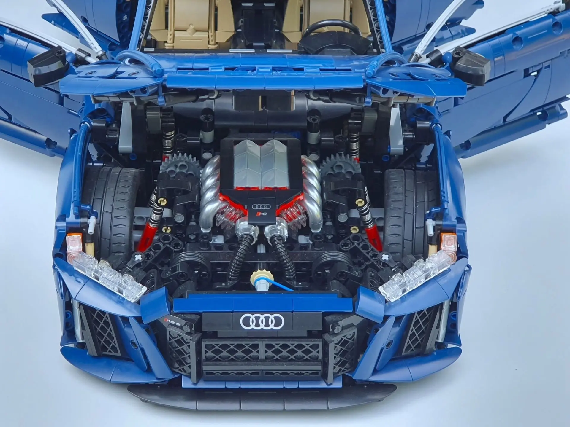 🔧 Audi RS6 C8 — теперь и в конструкторе! И у неё есть мотор.