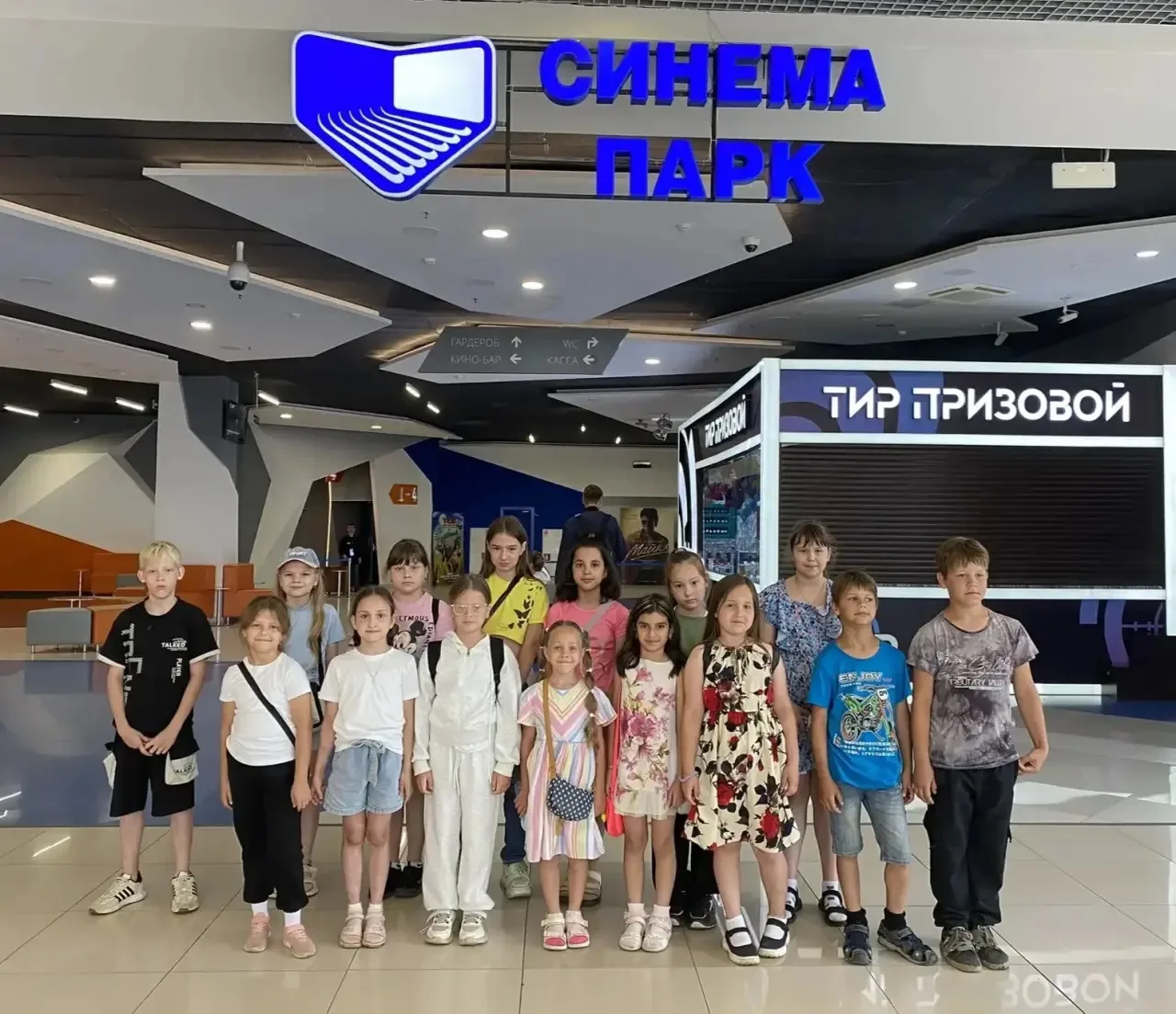 Сегодня ребята пришкольного лагеря "Солнышко" совершили увлекательное путешествие в мир кино. Они по