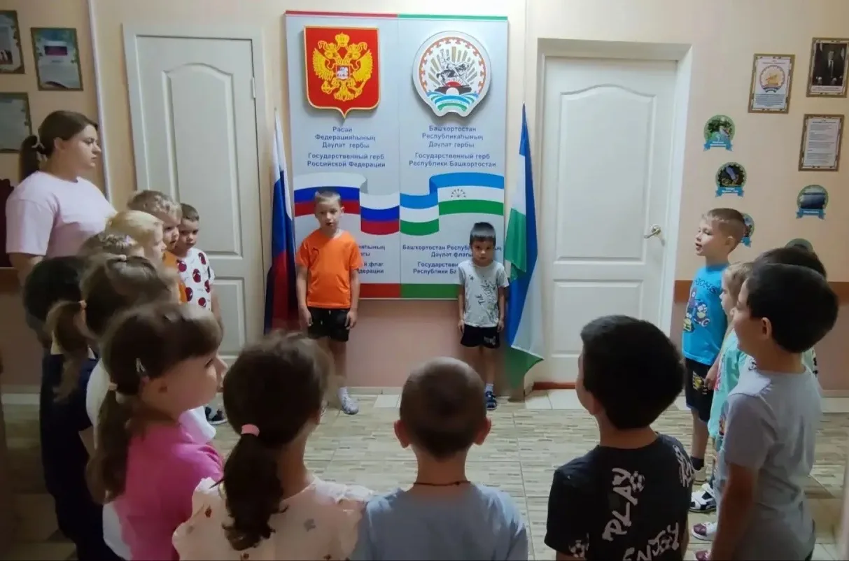По традиции учебная неделя в нашем детском саду завершилась спуском государственных флагов РФ и РБ.
