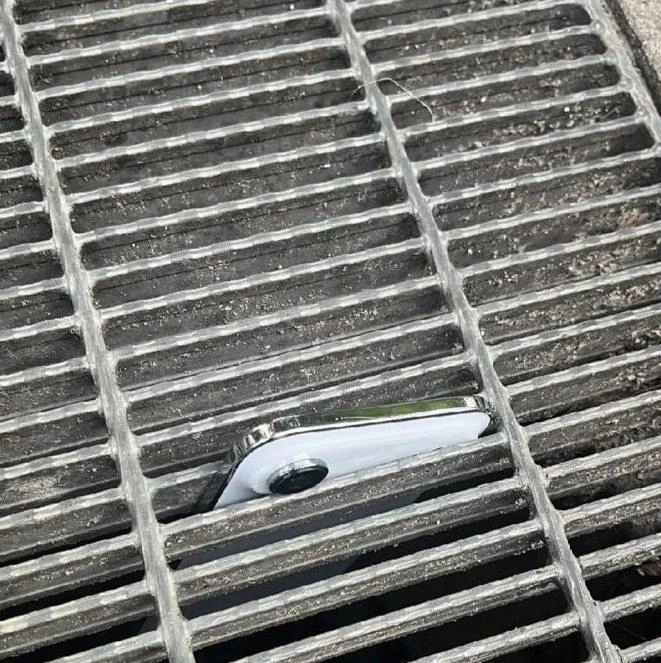 Теперь понятно, зачем камера iPhone Air так сильно выпирает.

Дизайнеры все продумали😂
