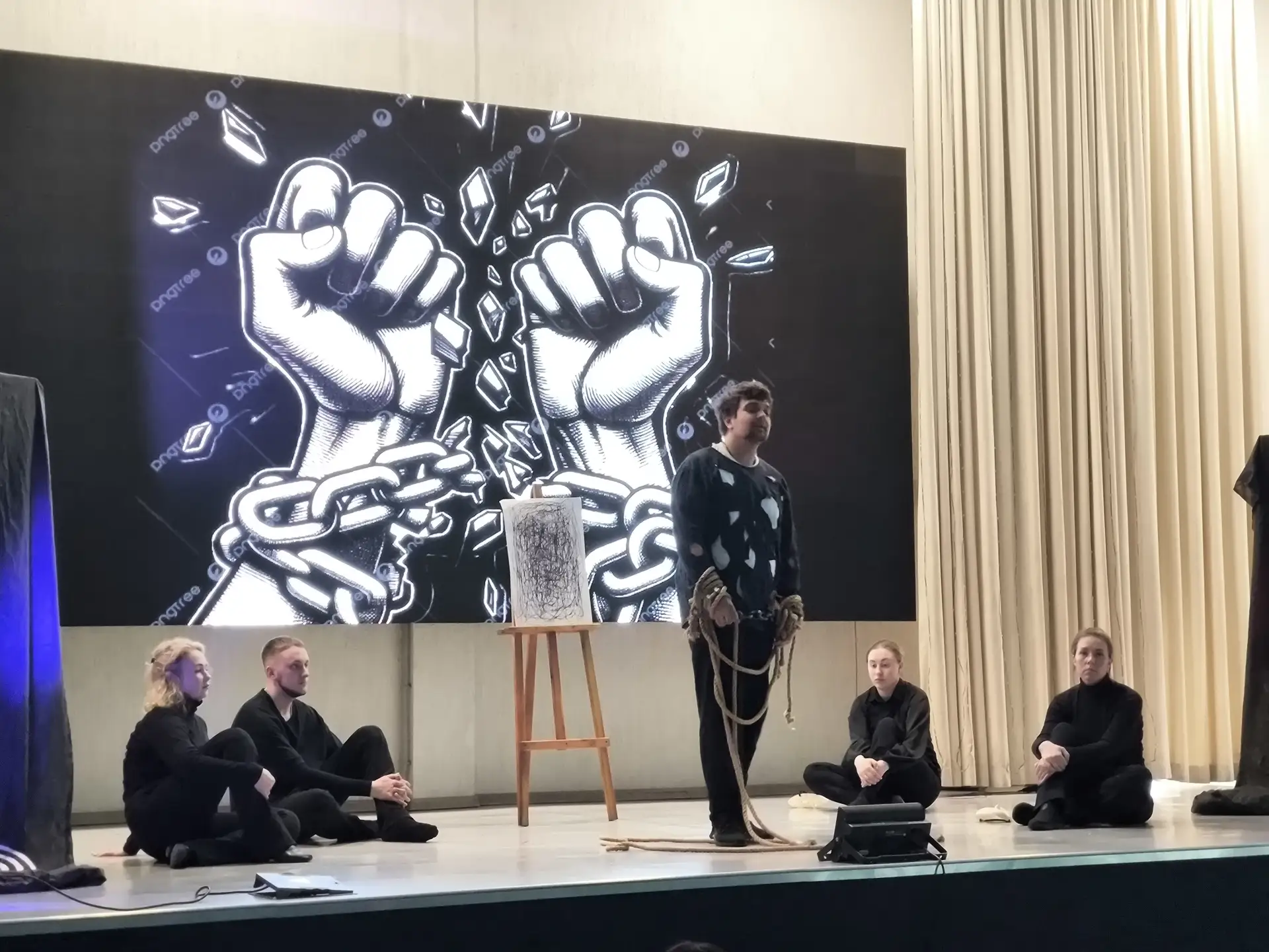 Творческий коллектив Клуба "Искорка" показал для нашей школы спектакль «Иллюзия свободы». Это не про