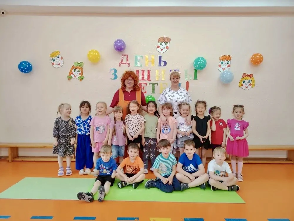 Праздник солнца и детей,
Весёлых, радостных идей!

В первом корпусе с Днём защиты детей ребятишек по