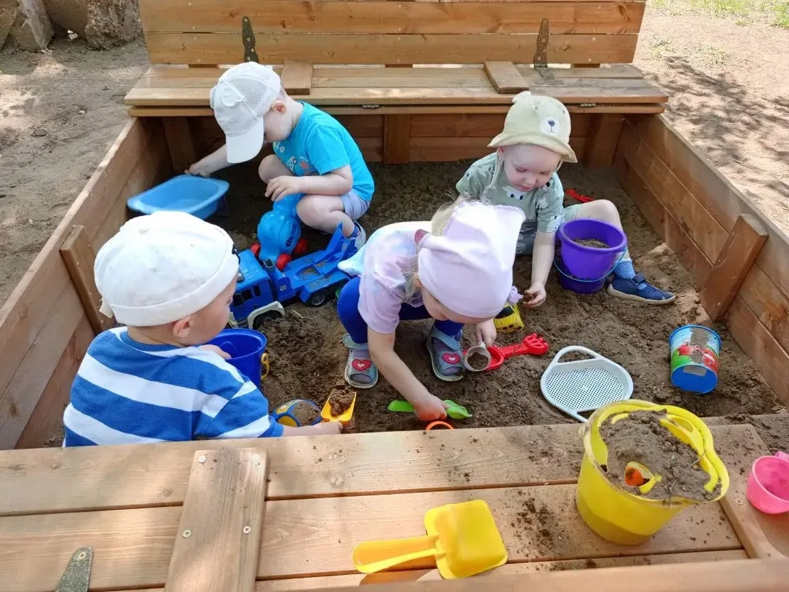 Песок — лучший друг малыша! 👶🌞
В 1 младшей группе наши ребята с огромным удовольствием осваивают п