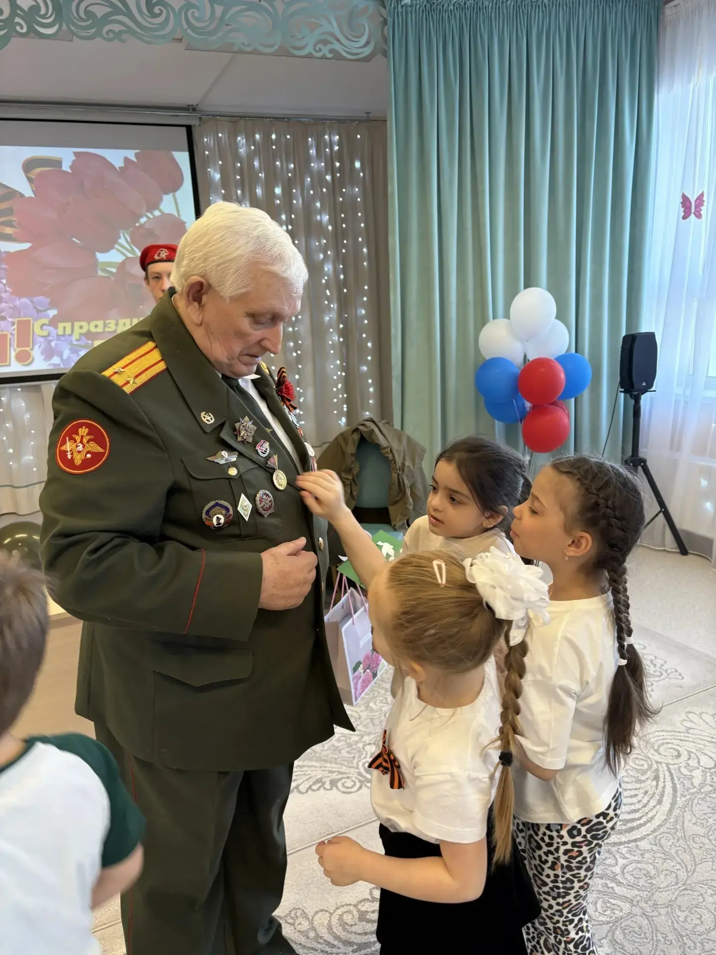 Встреча поколений: юные Эрудиты и юнармейцы поговорили о Родине с ветераном ВС РФ  ⏩️Сегодня старшие