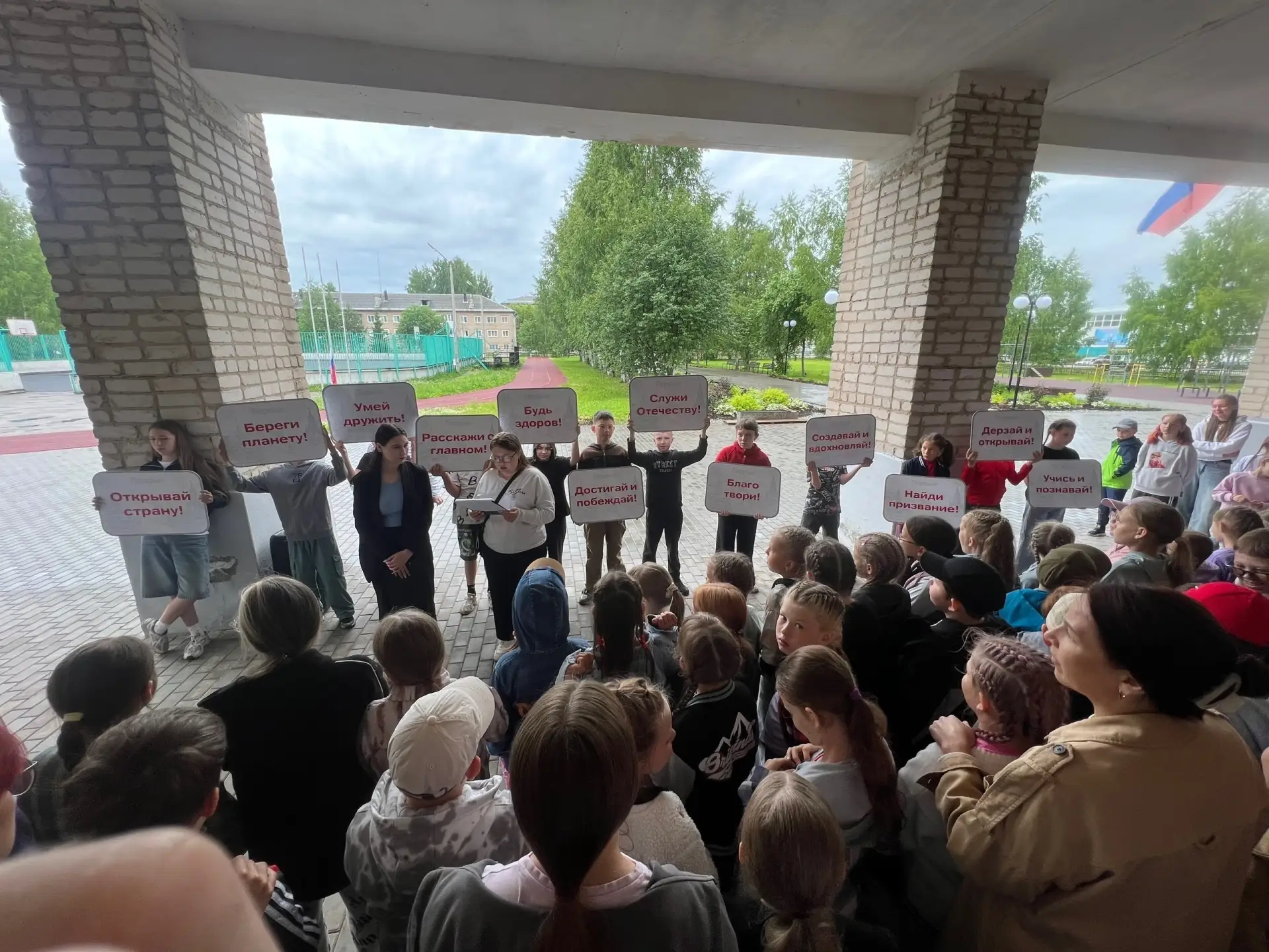 Сегодня, 18 июня, в лагере провели день «Замок Первых».
1️⃣На линейке дети узнали о 12-ти направлени