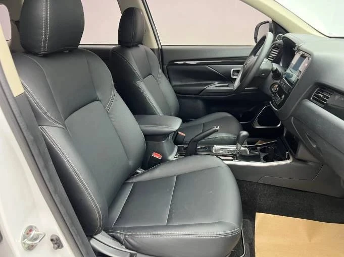 🌟Mitsubishi Outlander — среднеразмерный кроссовер, выпускаемый японской корпорацией Mitsubishi с 200