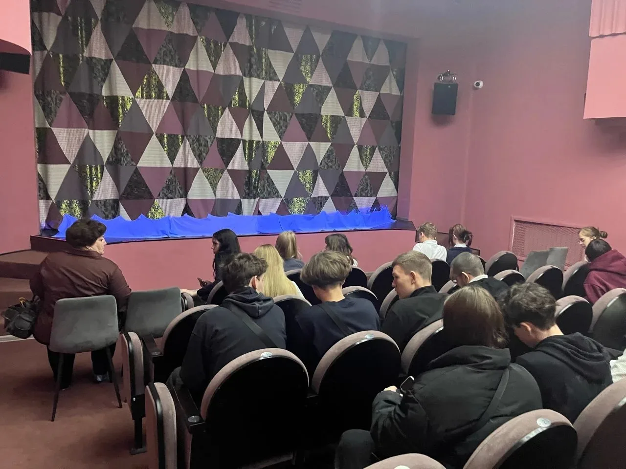 23 апреля 2026 года студенты ГАПОУ «АОТК им. В.Н. Бевзюка» посетили спектакль "Кит" который был пред