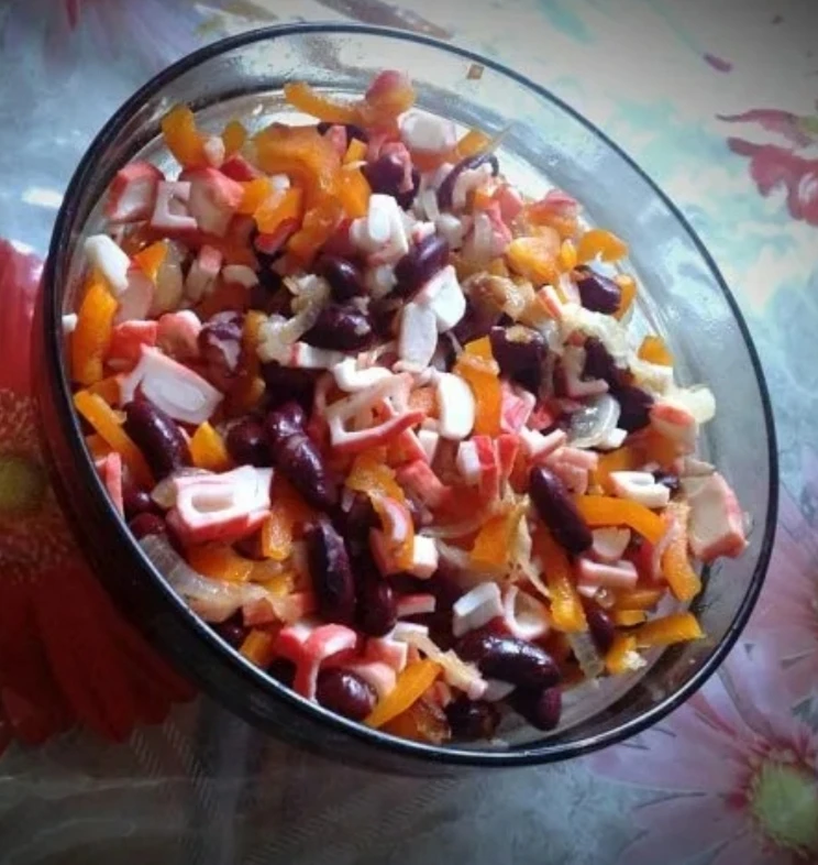 Салат с фасолью и крабовыми палочками