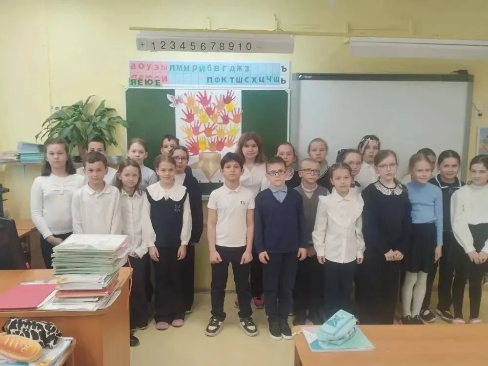 Ученики 3-1 класса на уроке технологии к празднику 9 Мая сделали общую аппликацию «Вечн...