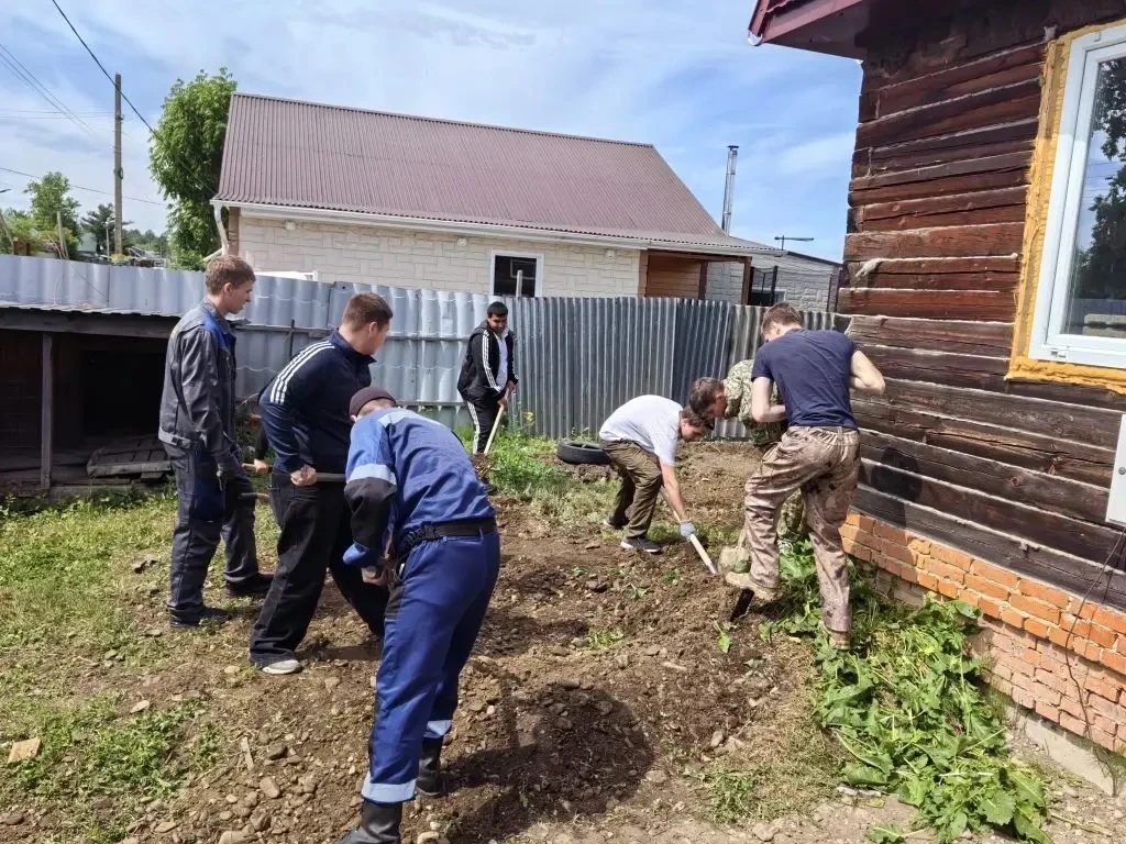 Студенты техникума продолжают помогать семьям Героев 🇷🇺

Сегодня ребята оказали адресную помощь же
