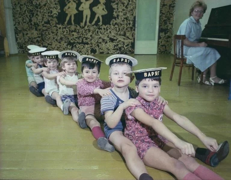 1973 год. Подготовка номера к утреннику в детском саду.

Наши группы:
Рецепты по ГОСТу
Советское кин