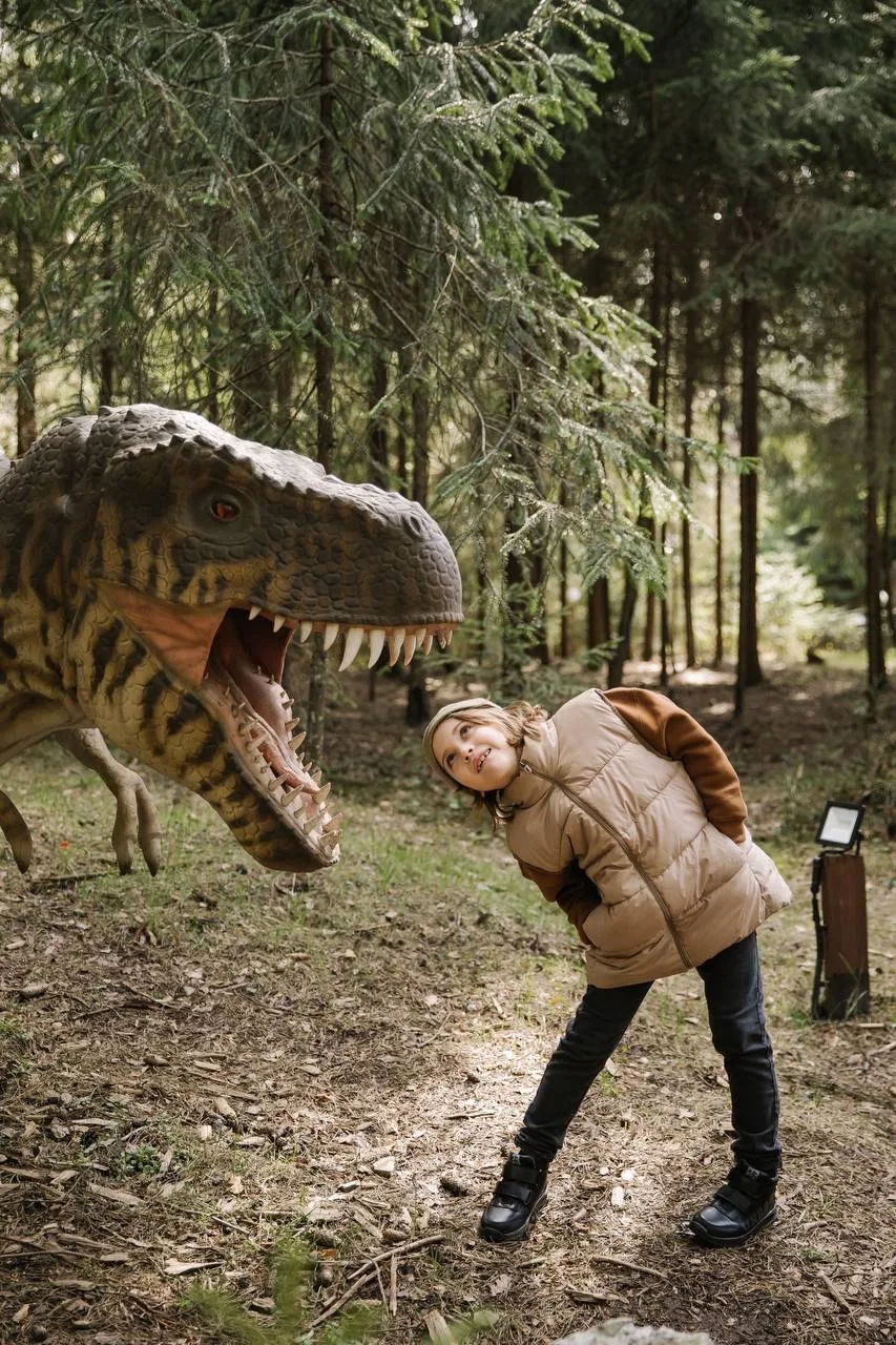 🦖 Каникулы среди динозавров в Охта Парке  Детей ждут реалистичные тирексы, стегозавры и олоританы, к