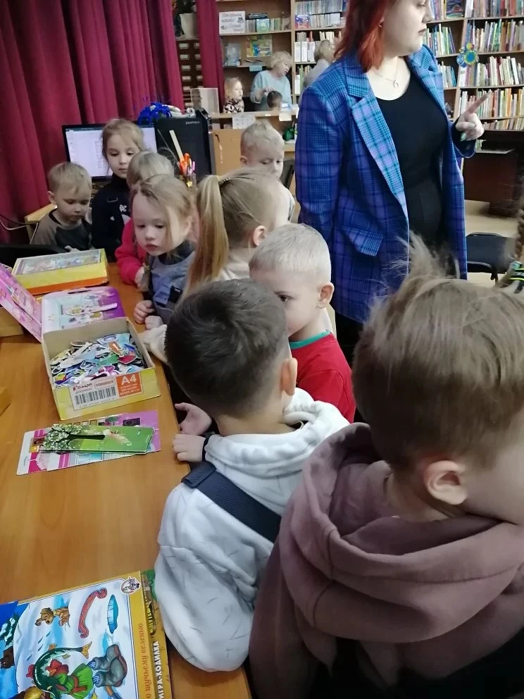 Сегодня дети старшей и речевой группы ходили на экскурсию Центральную библиотеку. 📚Это...