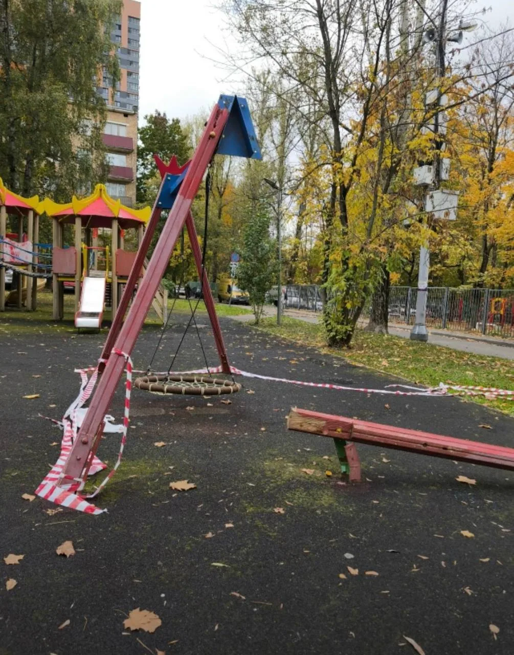 Детская площадка около школы 1205 точно нуждается в ремонте. Сломанные качели там стоят...