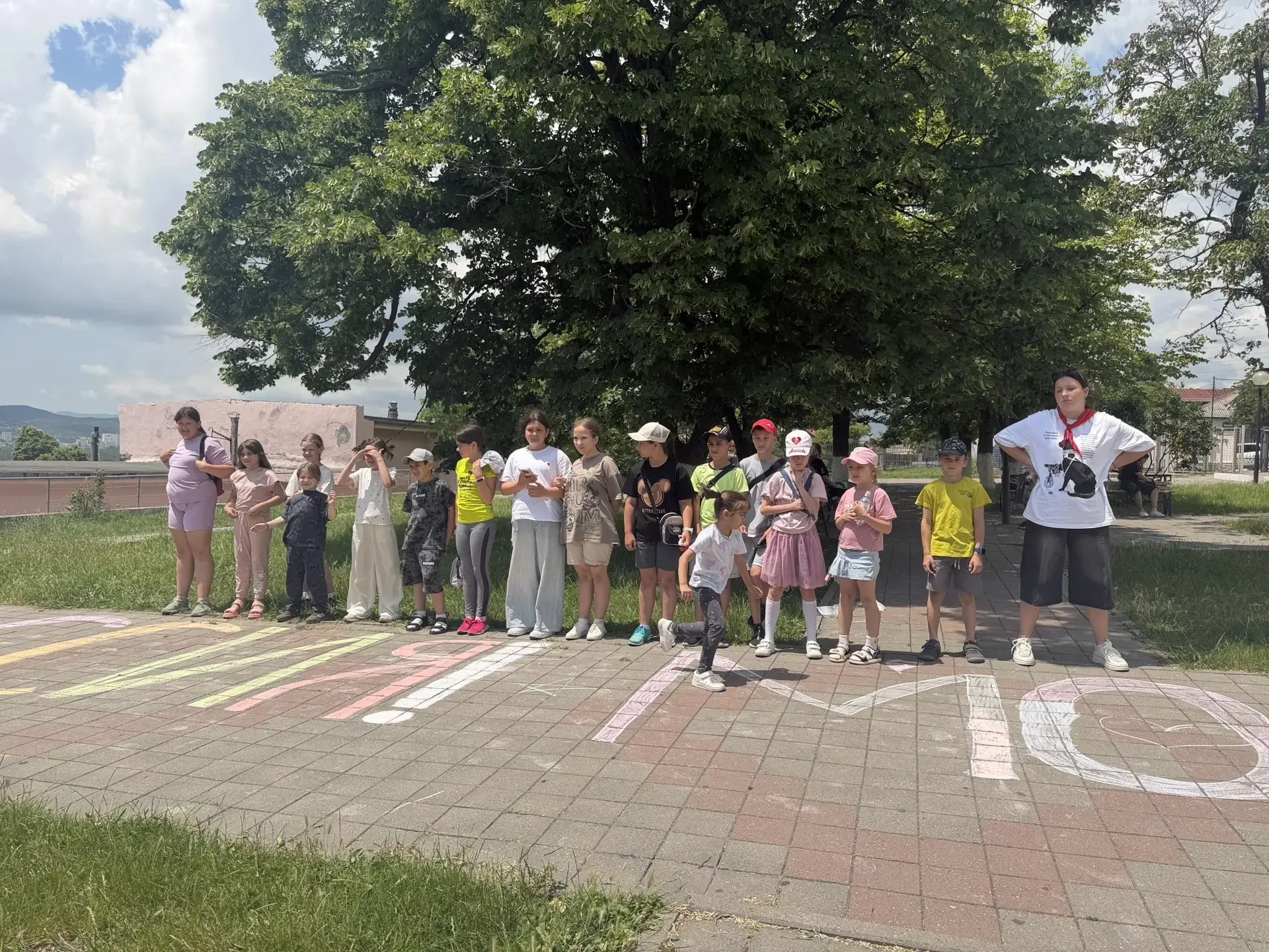 11 июня
Конкурс рисунков на асфальте "Моя Россия"
Дети из ЛДП и ЛТО приняли участие во флеш-мобе Кон
