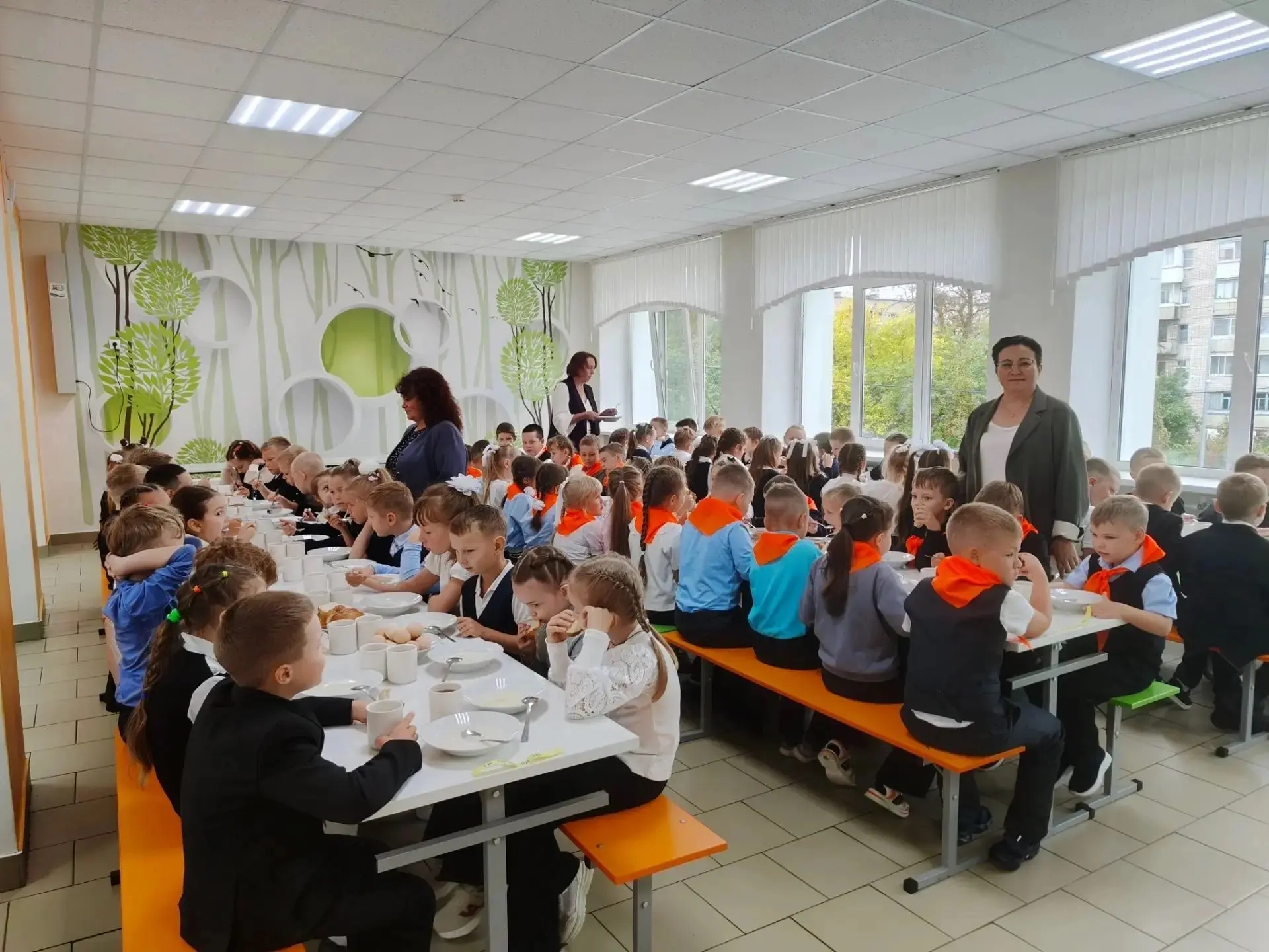 🍽 Любимое место в школе всех учеников: наши первоклассники осваиваются в столовой!