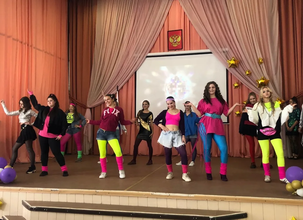 🎉 «Билет в молодость»: как в лицее №11 г. Россоши отпраздновали День учителя! 🎉