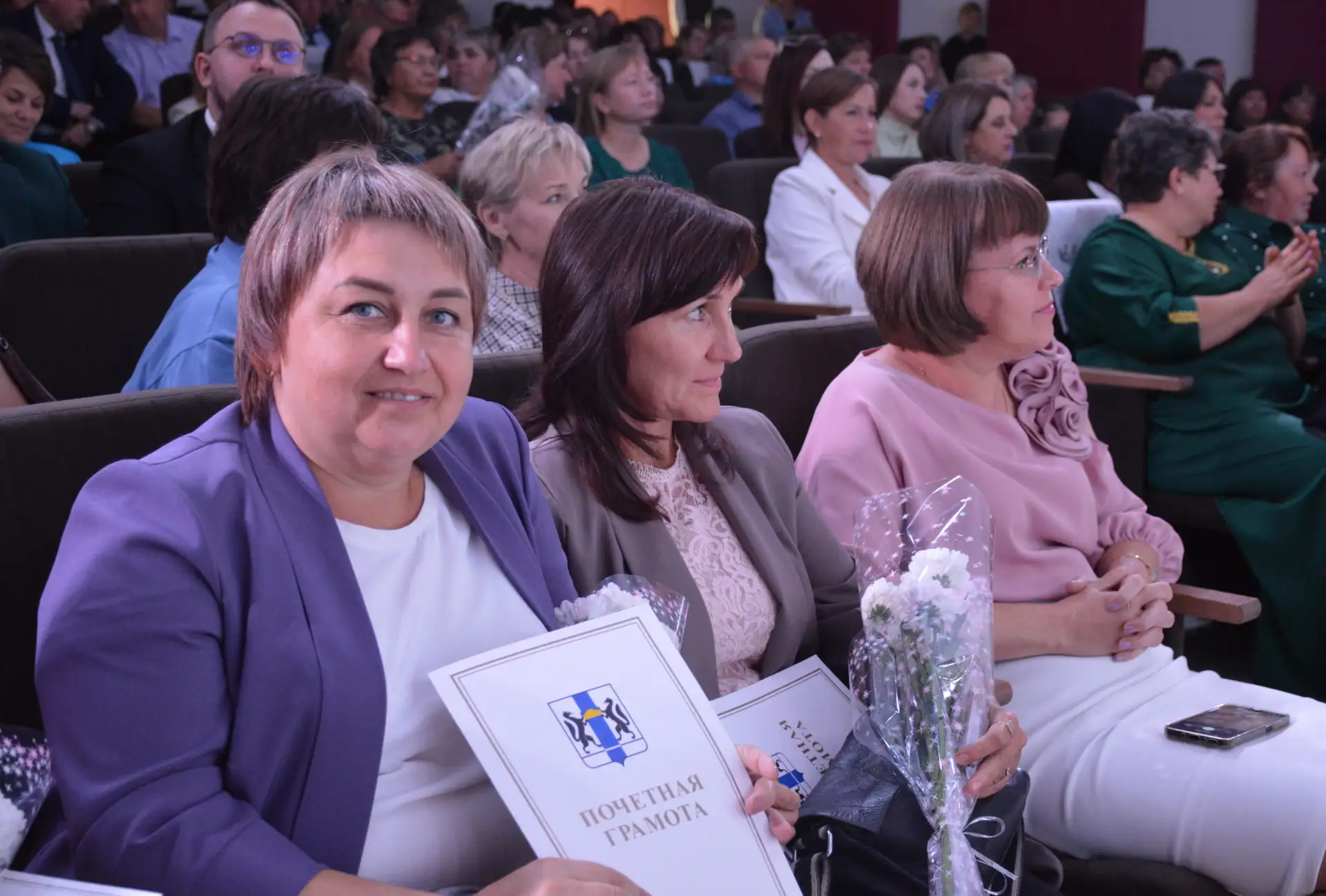 Вся страна переходит на единые учебники истории, для старшеклассников вводят общий курс...