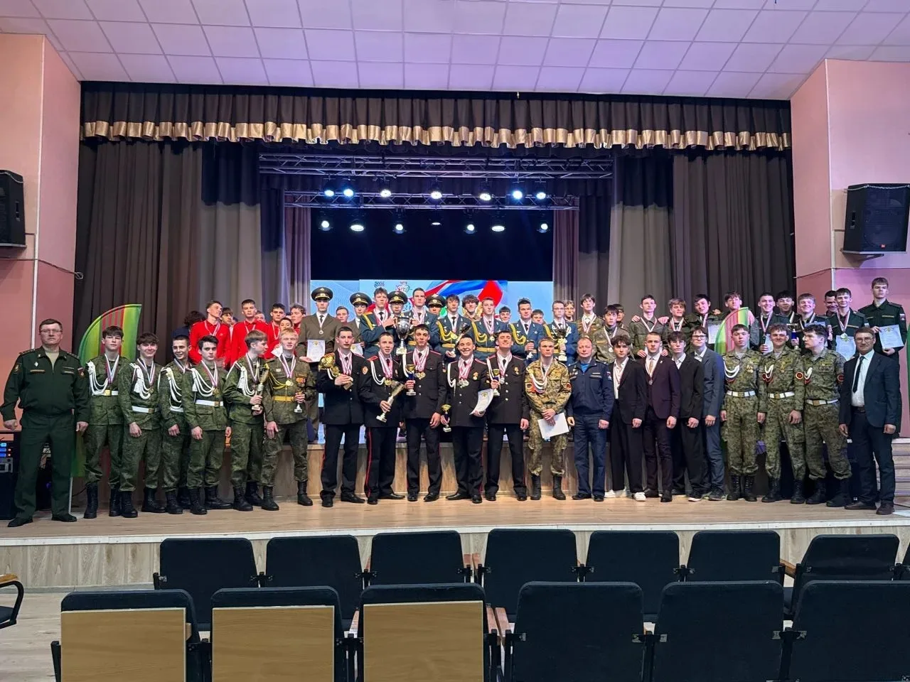 🏅 Итоги спартакиады молодёжи допризывного возраста  В соревнованиях приняли участие 42 школы города 