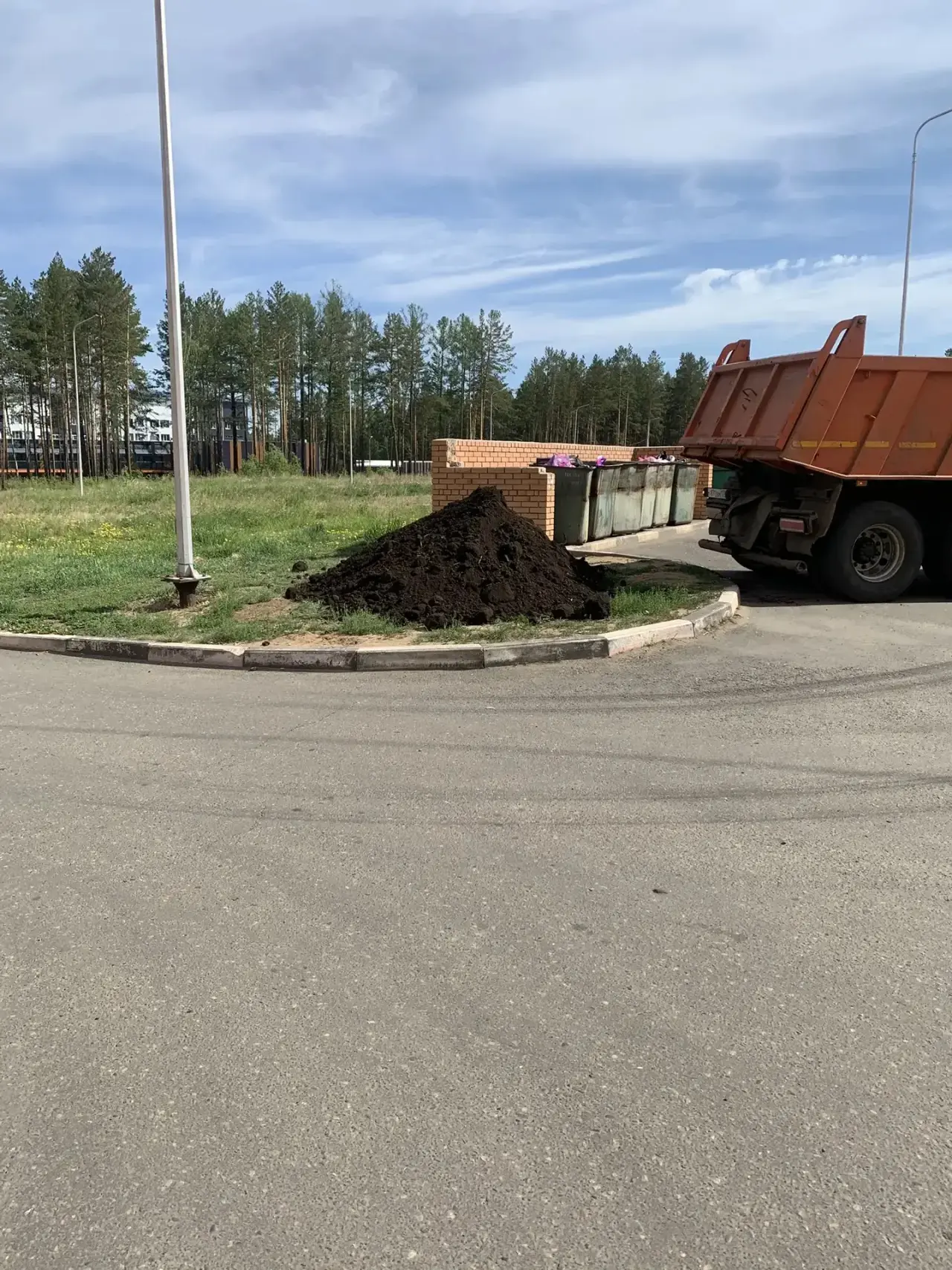 Уважаемые жильцы! Привезли землю, можете разбирать для клумб 🌼