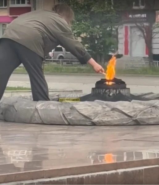 Все новости Нижнего Тагила

В Нижнем Тагиле женщина прикурила от Вечного огня 

Сотрудники полиции Н