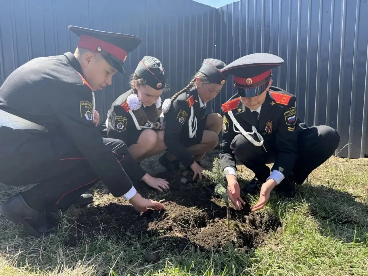 После митинга юнармейцы и кадеты совместно с главой Уриковского административного округа Андреем Евг