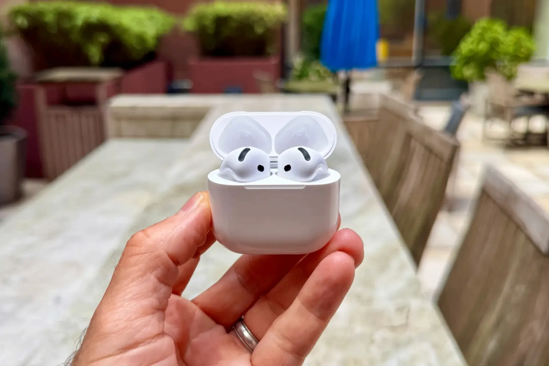 Эксперты iFixit возненавидели зарядный кейс AirPods 5