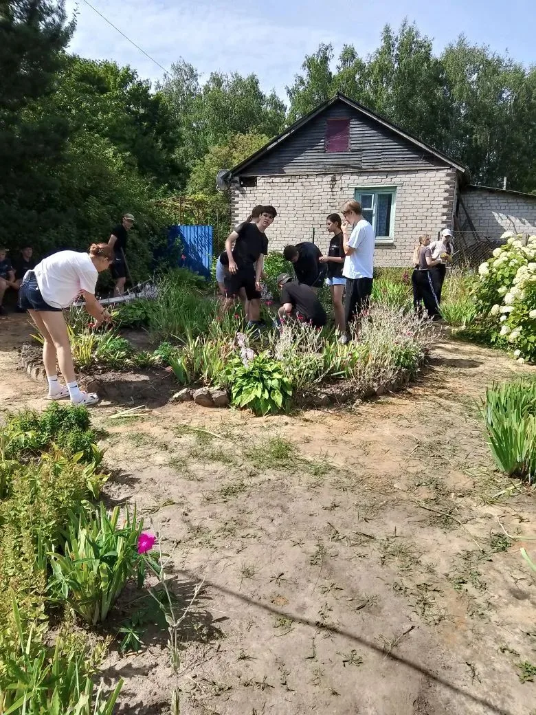 💥УРА! КАНИКУЛЫ! 

☀️На этой неделе обучающиеся из трудового отряда  занимаются благоустройством клу