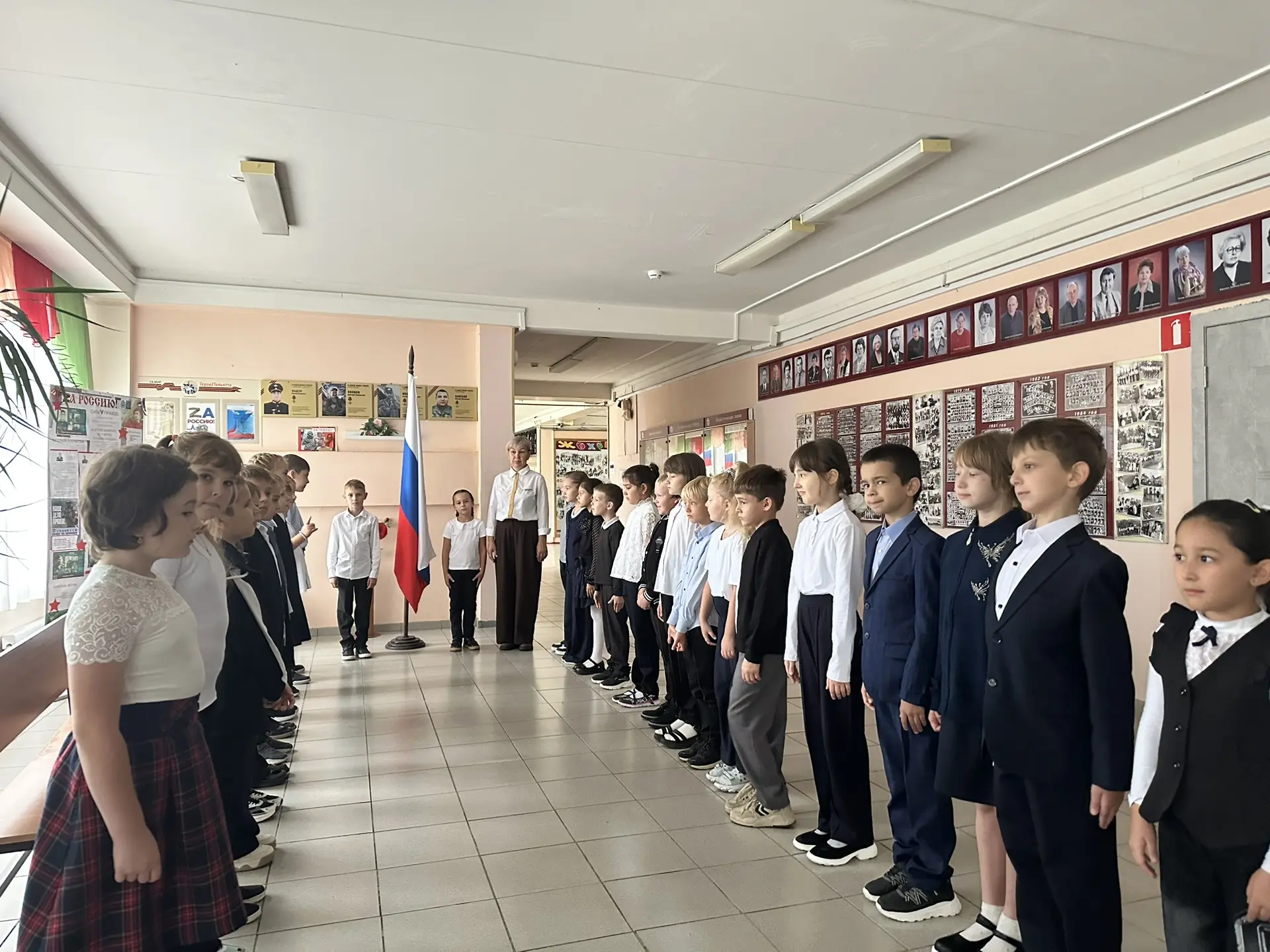 🇷🇺 Вторая учебная неделя в МБУ "Школа 40» началась с торжественной церемонии поднятия...
