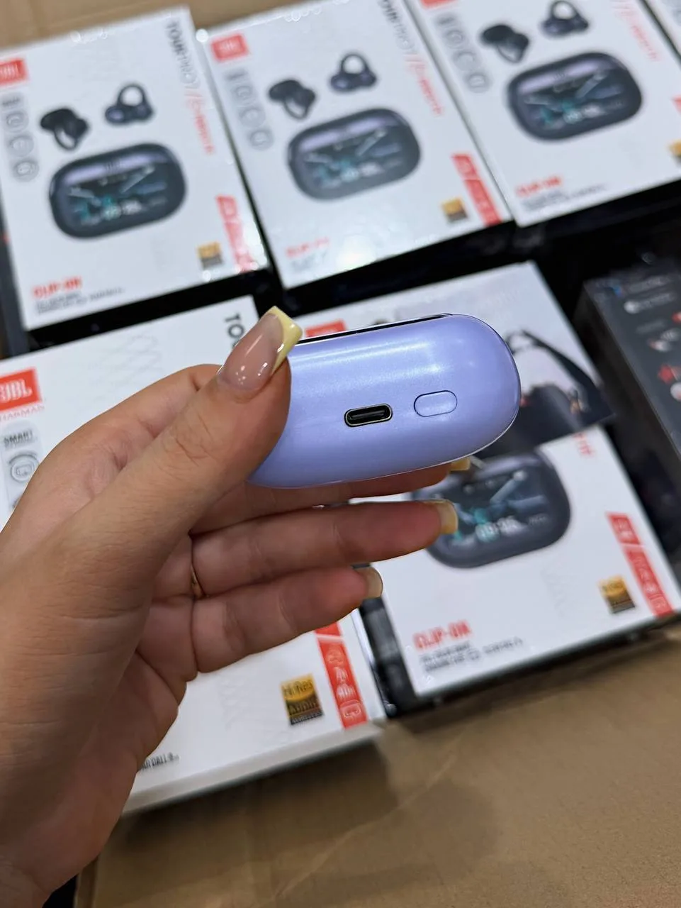 Беспроводные наушники JBL Tour Pro 7 в комплектации с умным зарядным кейсом.