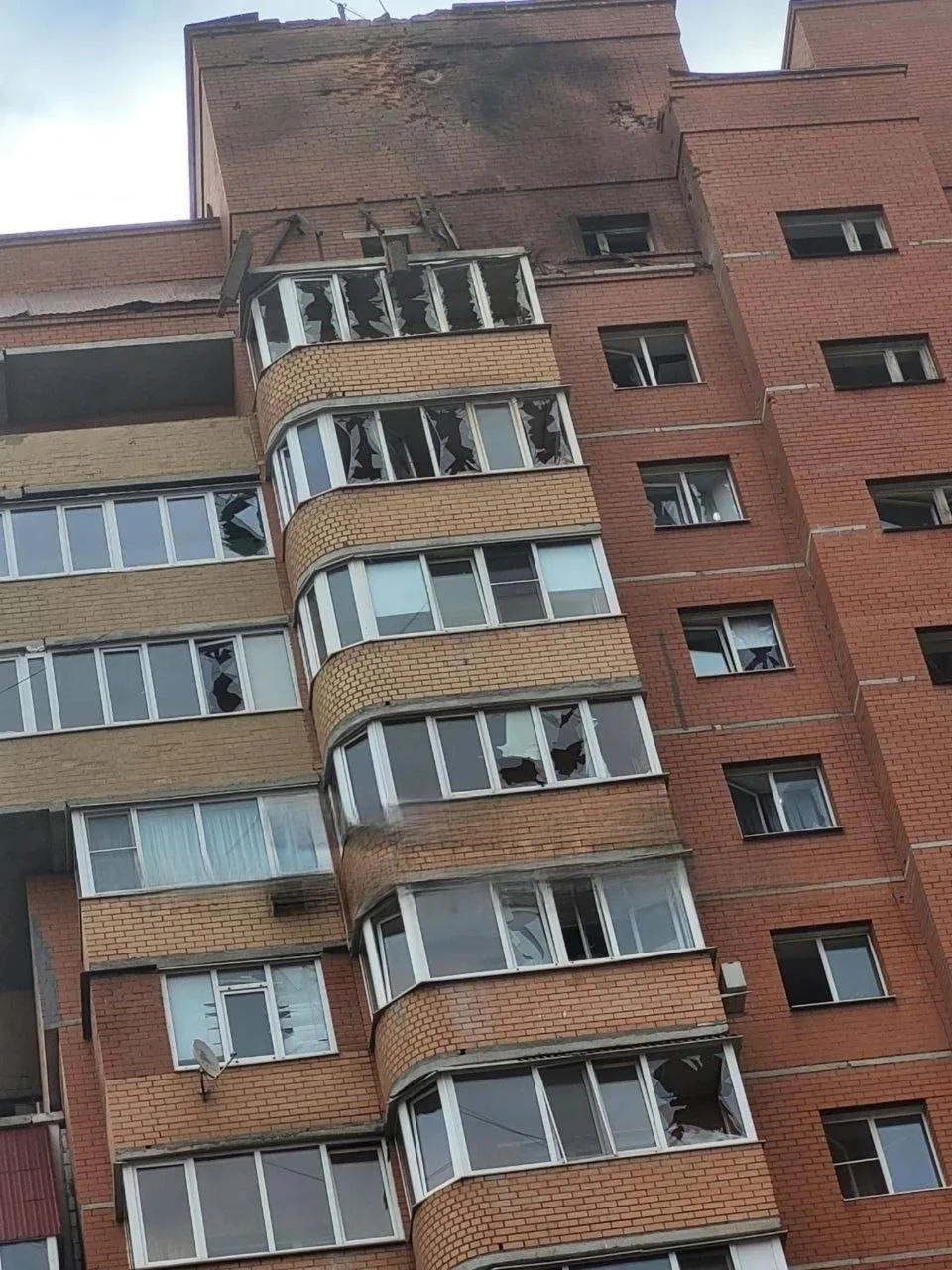 ‼️ В Сети публикуют кадры последствий атаки вражеских БПЛА по многоквартирному дому в Ж...