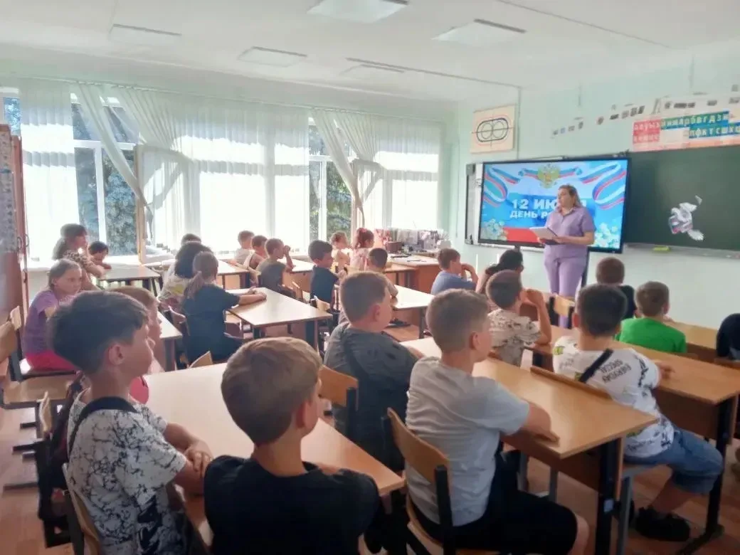 Сегодняшний день в нашем пришкольном лагере был посвящен главному празднику страны — Дню России!
Дев
