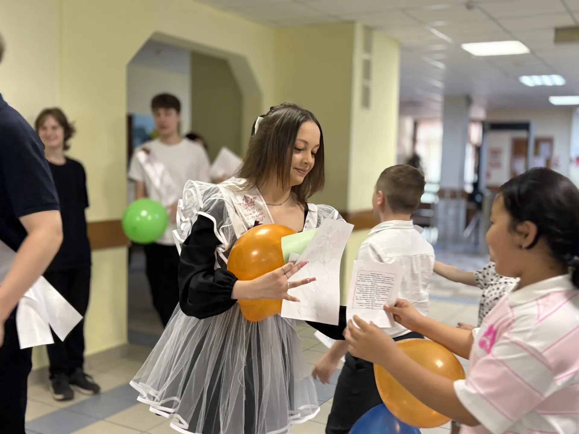 Тёплые моменты большой школьной семьи❣️  🎊Вчера в корпусе «Бунин» для 11 «А» класса прошёл «Живой ко