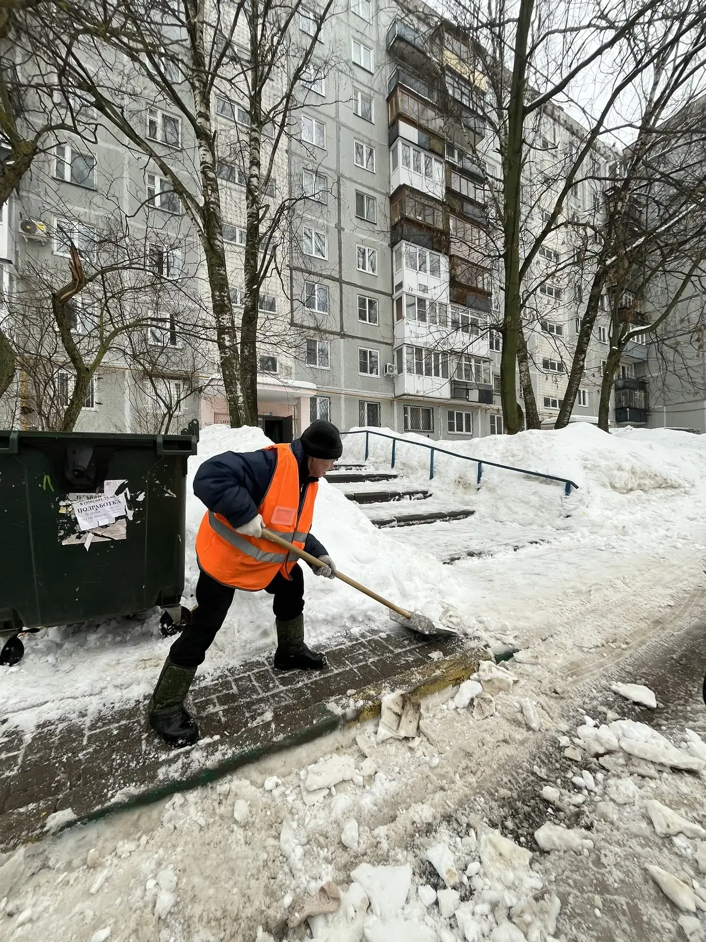 В связи с меняющимися погодными условиями оперативно проводим очистку входных групп, тротуаров и зон