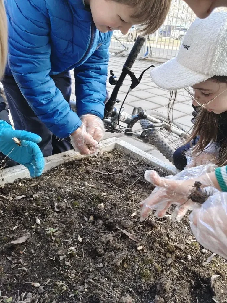 "Сердца в заботе": Орлята 4 классов вышли на субботник!   Наши юные активисты из 4 классов, настоящи