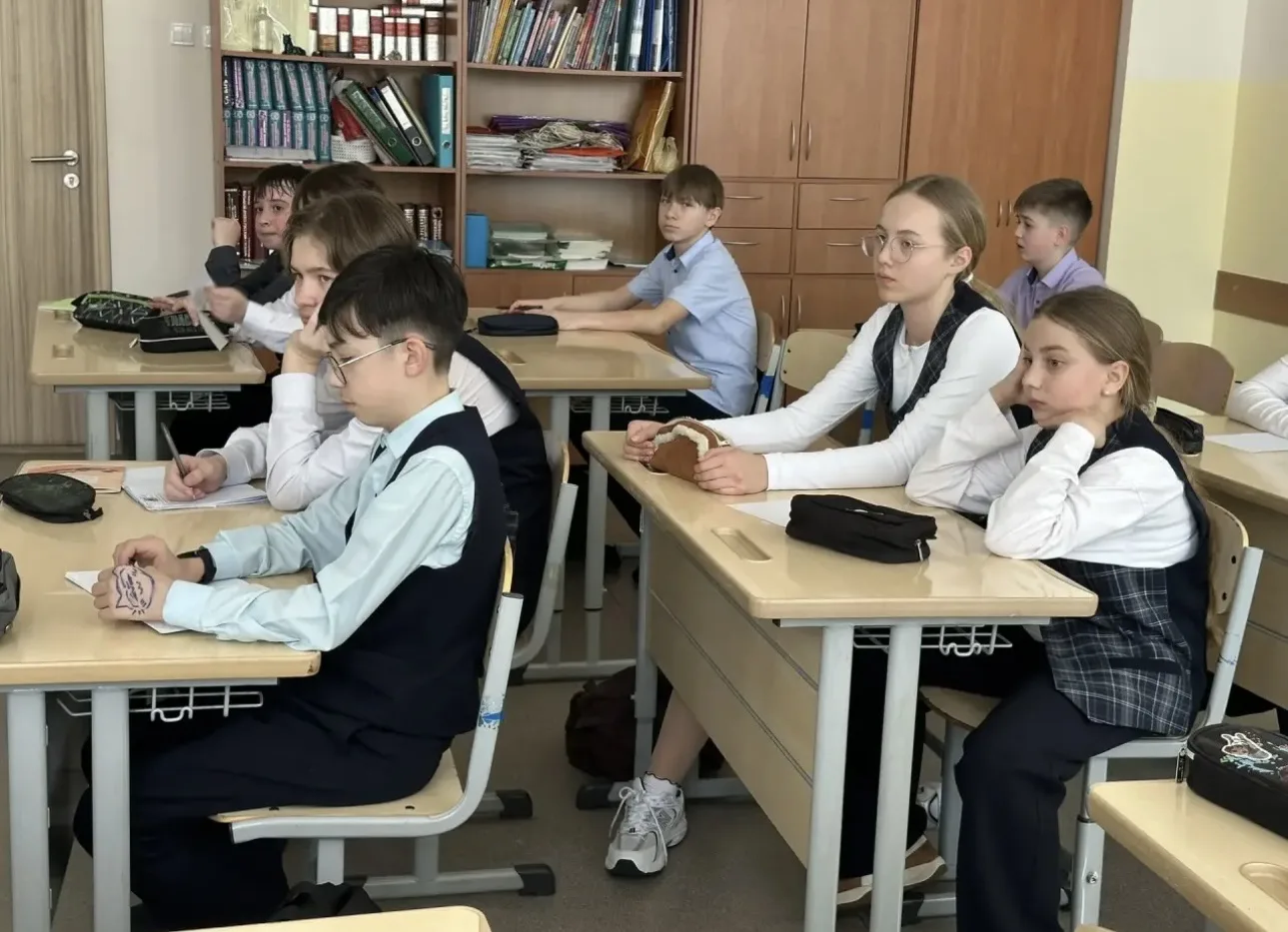 🎓 Интеллектуальная подготовка к «Зарнице»!  Ученики 5-6 классов гимназии активно готовятся к военно-
