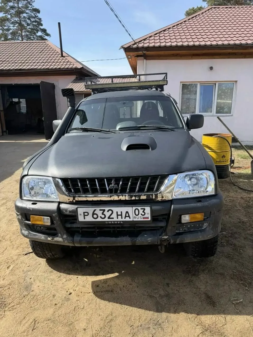 Продаю Mitsubishi L200 2000 года. Дизельный двигатель 2,5 л, пробег 390 000 км.