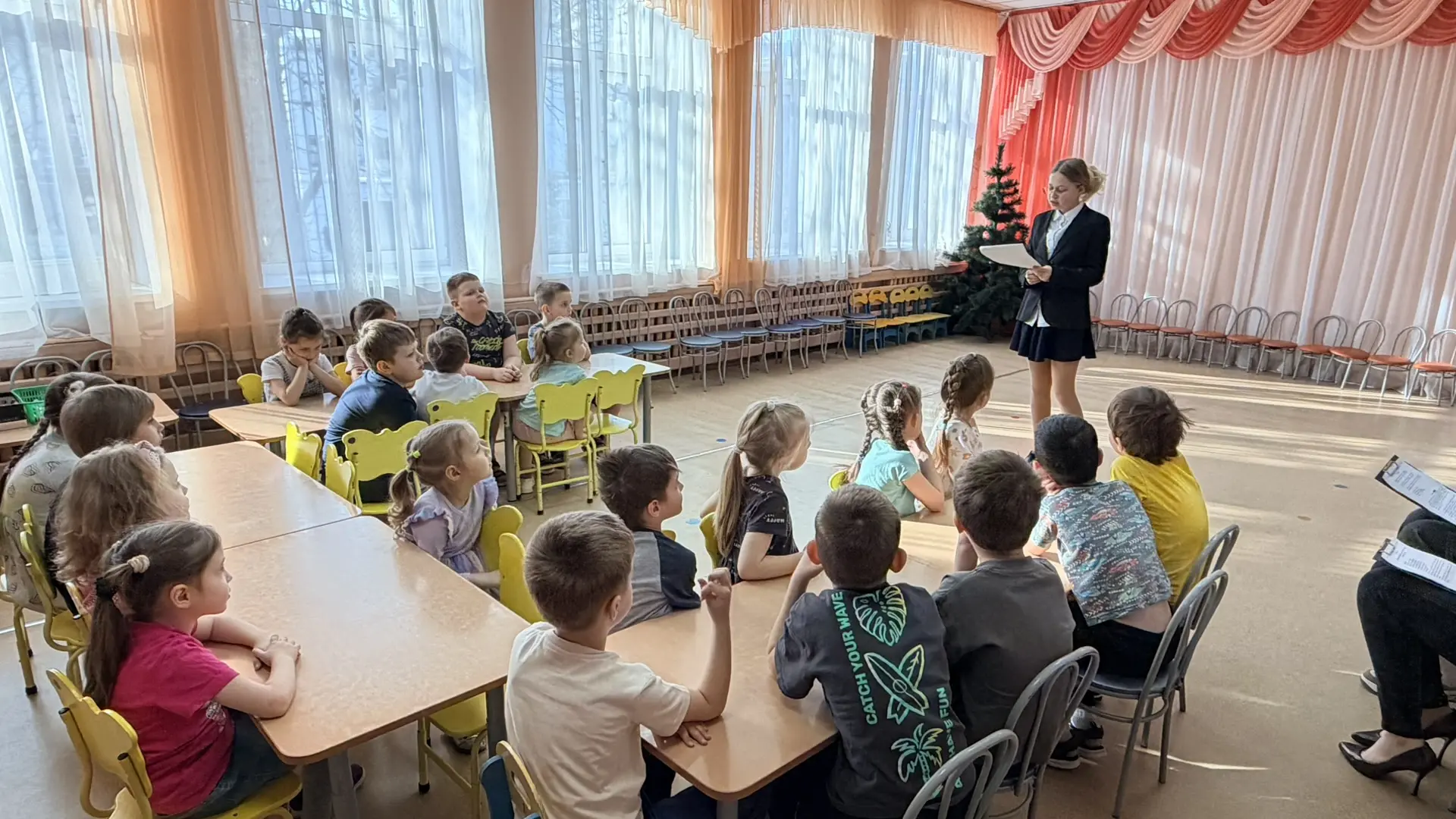 🎭 Театр начинается с детства!  Сегодня, 27 марта, во Всемирный день театра, ученики 6 и 8 классов шк