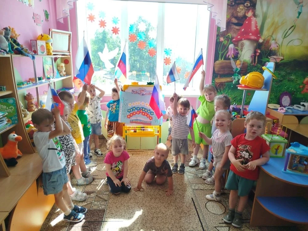 Ребята из младшей группы и группы раннего возраста подготовили особенный подарок ко Дню России🇷🇺 —
